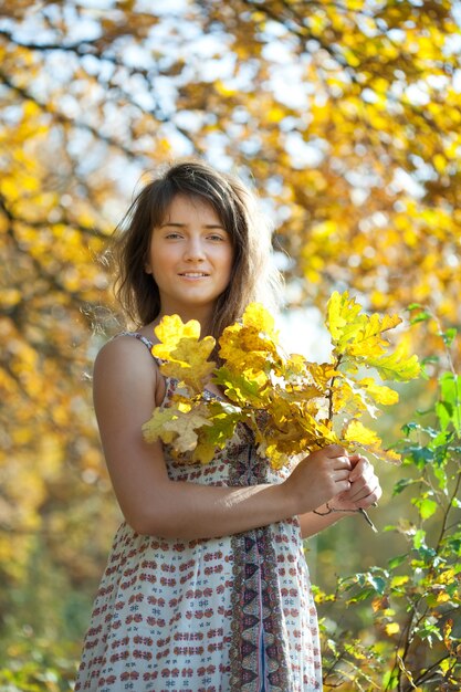 Mujer con hojas de roble posy