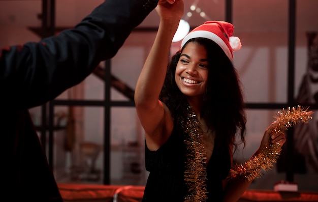 Foto gratuita mujer y hombre bailando en la fiesta de fin de año