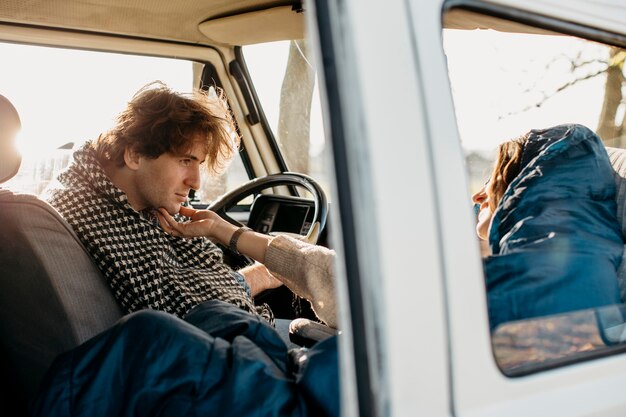 Mujer y hombre con un buen viaje por carretera