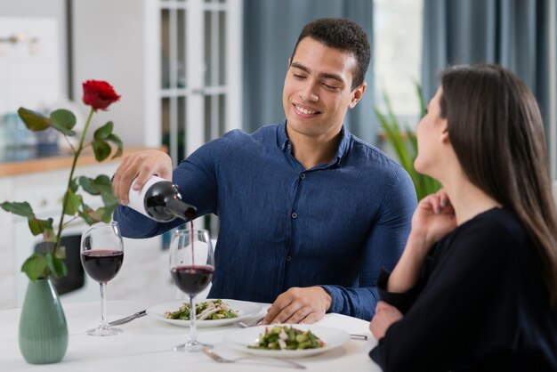 Mujer y hombre cenando juntos románticamente