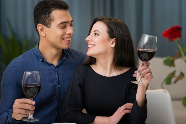 Mujer y hombre cenando romántico