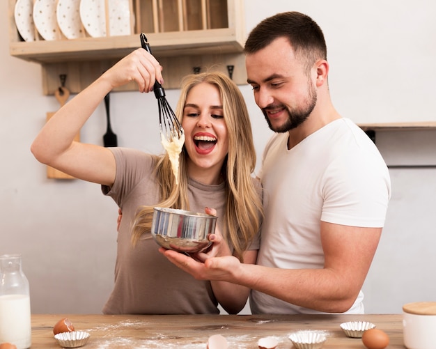 Mujer y hombre cocinando juntos