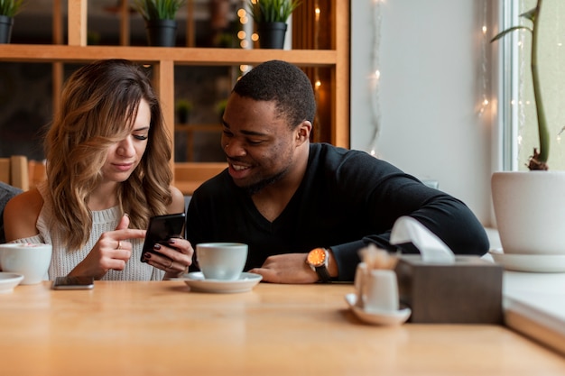 Mujer y hombre comprobando su móvil