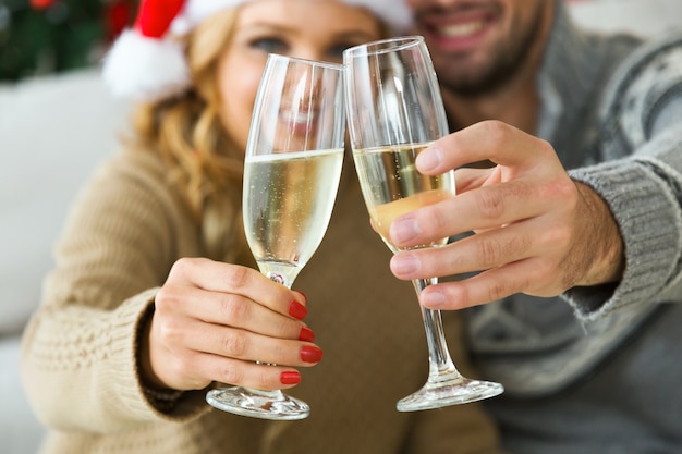 Mujer y hombre con copas de champán sonriendo