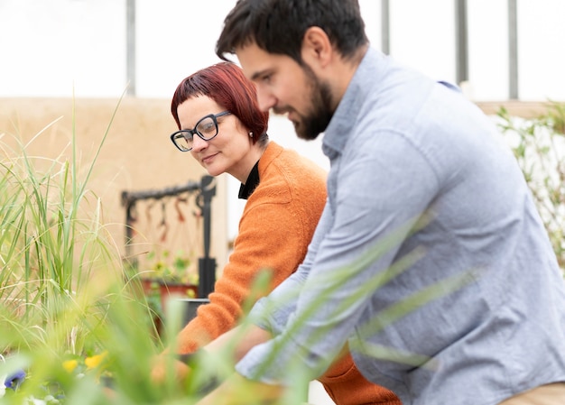 Mujer y hombre cultivando plantas