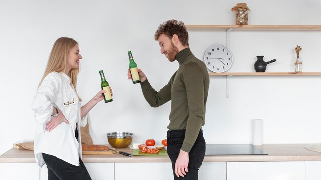 Mujer y hombre disfrutando de una botella de cerveza