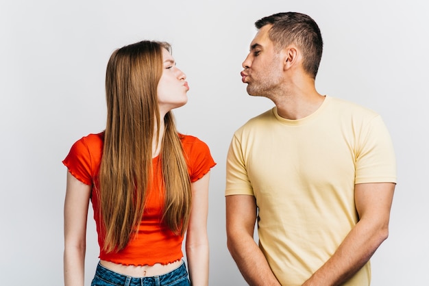 La mujer y el hombre están listos para besar