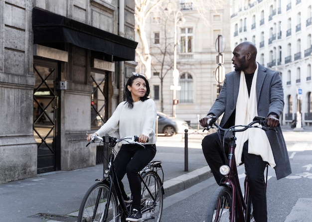 Mujer y hombre montando en bicicleta en la ciudad de francia