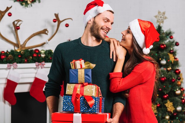 Mujer y hombre con muchos regalos.