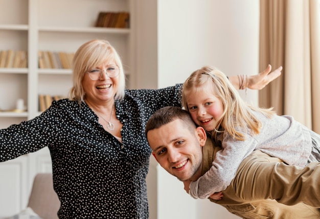 Foto gratuita mujer, hombre y niña de tiro medio