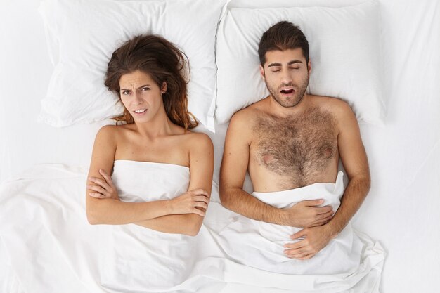 Mujer y hombre, sentado, en, cama, vista superior