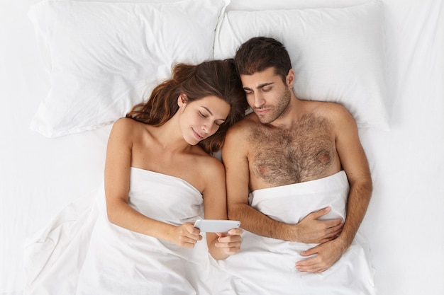 Mujer y hombre, sentado, en, cama, vista superior