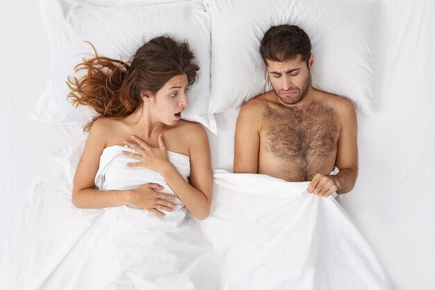 Mujer y hombre, sentado, en, cama, vista superior