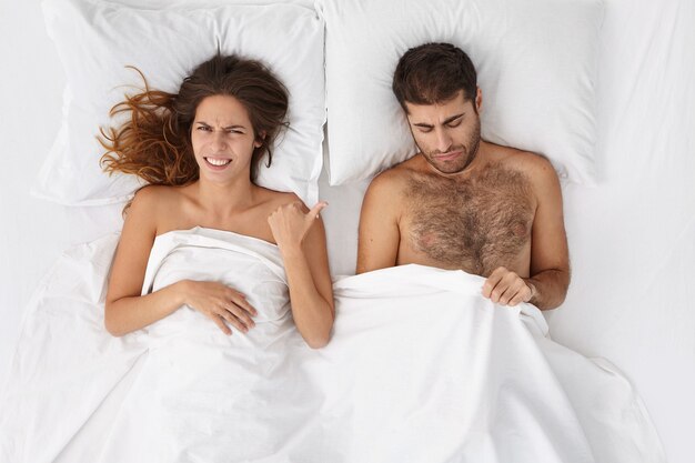 Mujer y hombre, sentado, en, cama, vista superior