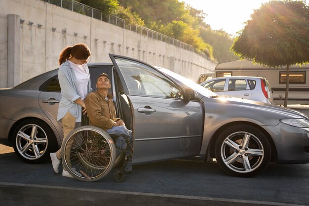 Mujer y hombre en silla de ruedas plano medio