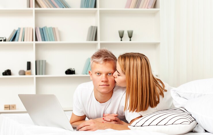 Foto gratuito mujer y hombre con su laptop en la cama