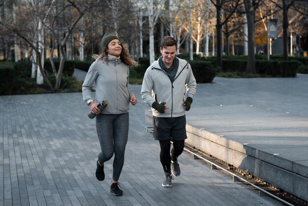 Mujer y hombre de tiro completo corriendo