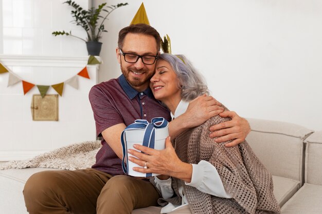 Mujer y hombre de tiro medio celebrando un cumpleaños.