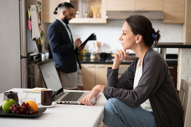 Foto gratuita mujer y hombre de tiro medio trabajando