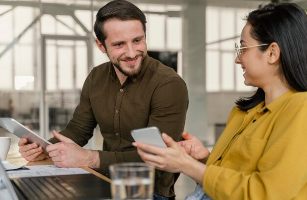 Mujer y hombre trabajando juntos