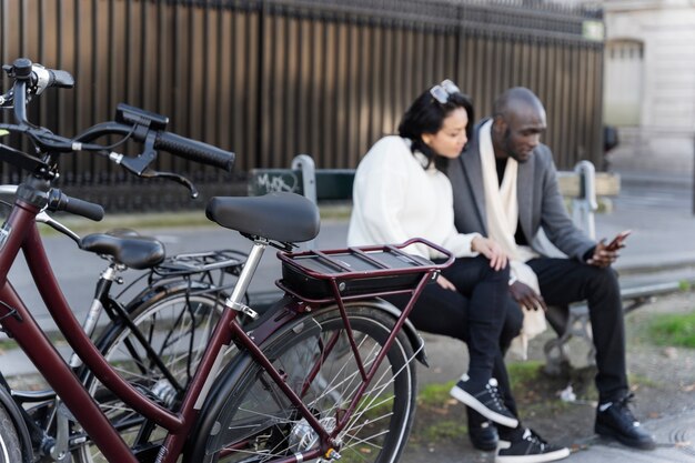 Mujer y hombre usando teléfono inteligente en la ciudad de francia