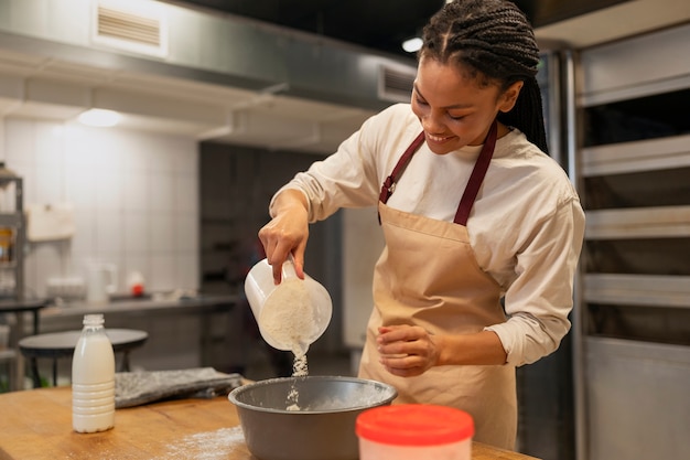 Foto gratuita mujer horneando en cocina plano medio