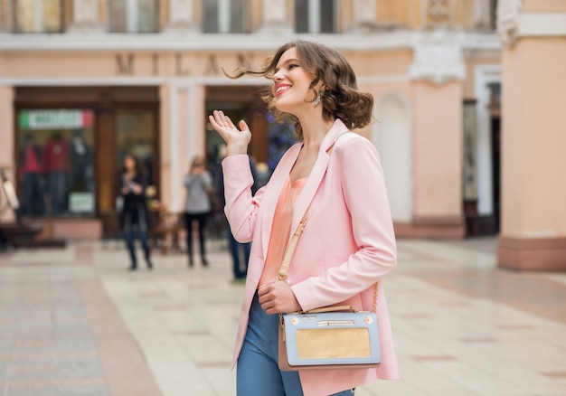 Mujer con humor despreocupado caminando en la ciudad de vacaciones