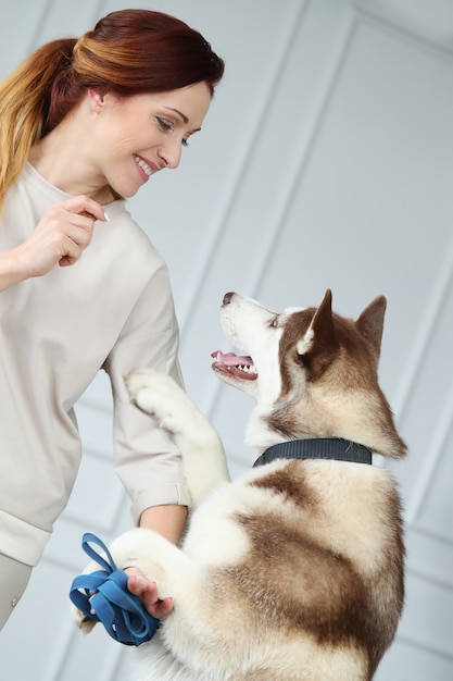 Foto gratuita mujer con husky