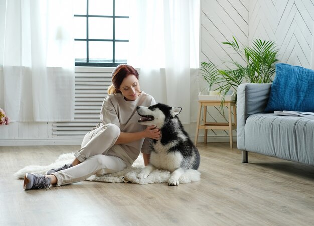 Mujer con husky