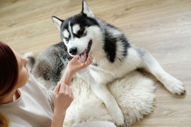 Mujer con husky