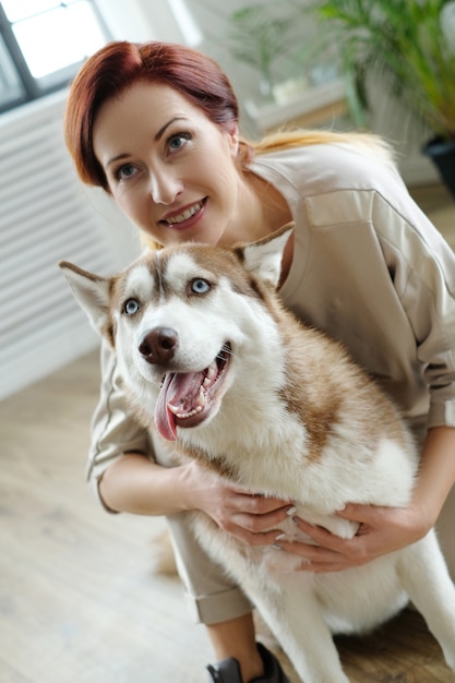 Mujer con husky