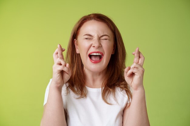 Mujer implorar a dios protección cerrar ojos gritando emocionados dedos cruzados buena suerte haciendo deseo deseo hecho realidad ojalá suplicar señor ayuda creencia vibra positiva poder suplica anticipando resultados