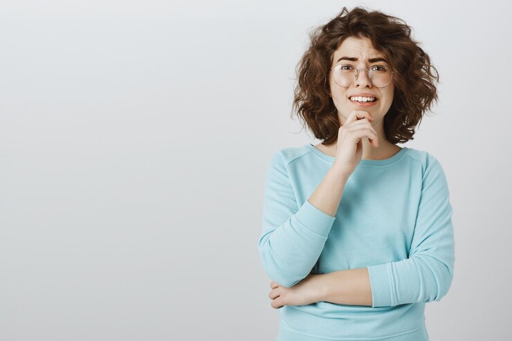 Foto gratuito mujer incierta e indecisa tomando decisiones, mordiéndose el labio mientras piensa
