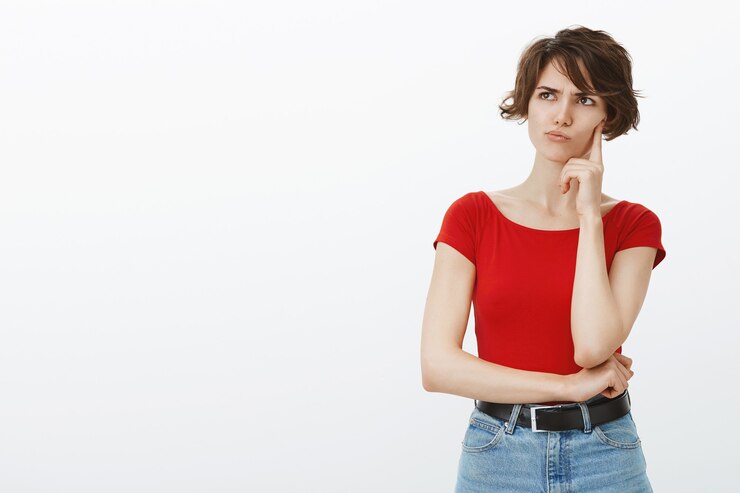 Foto gratuito mujer indecisa y perpleja en busca de solución, haciendo elección y pensando