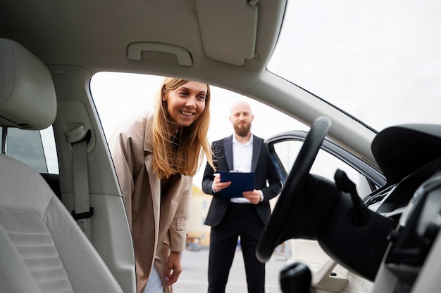 Mujer independiente financiera comprando auto nuevo