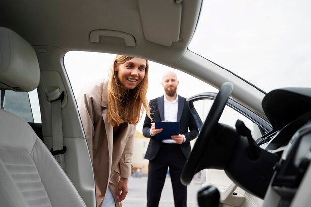 Mujer independiente financiera comprando auto nuevo