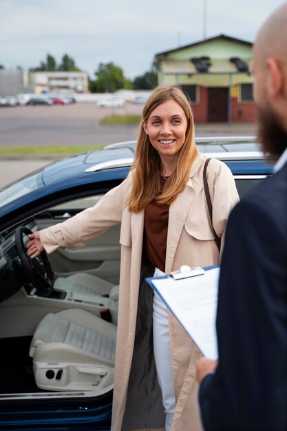 Mujer independiente financiera comprando auto nuevo