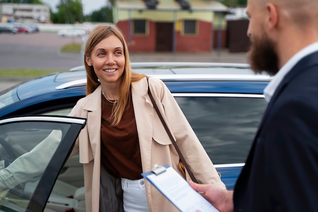 Mujer independiente financiera comprando auto nuevo