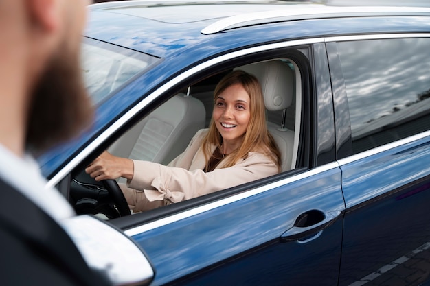 Mujer independiente financiera comprando auto nuevo