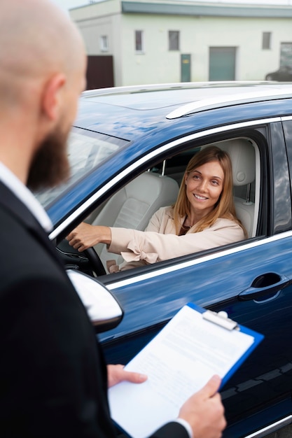 Mujer independiente financiera comprando auto nuevo