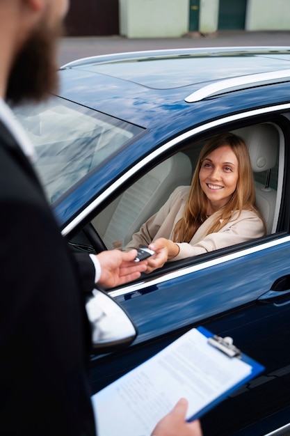 Mujer independiente financiera comprando auto nuevo