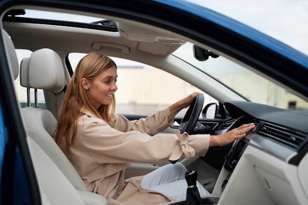 Mujer independiente financiera comprando auto nuevo