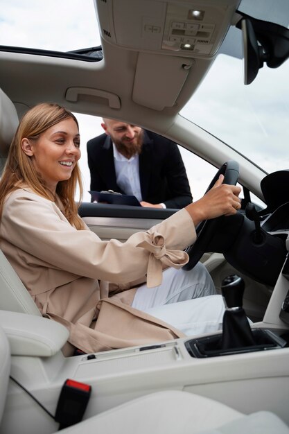 Mujer independiente financiera comprando auto nuevo