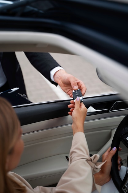 Mujer independiente financiera comprando auto nuevo