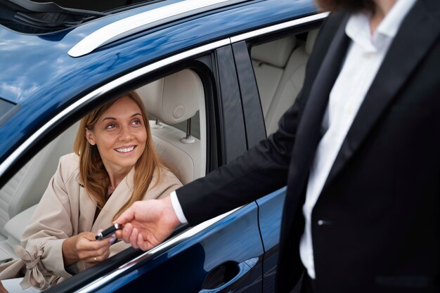 Mujer independiente financiera comprando auto nuevo