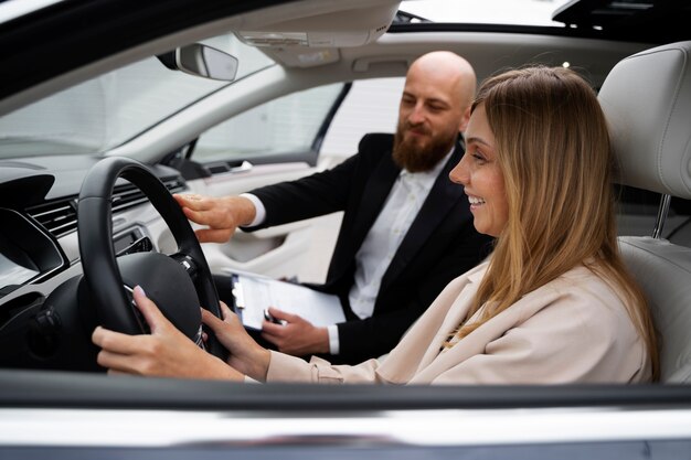 Mujer independiente financiera comprando auto nuevo