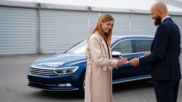 Mujer independiente financiera comprando auto nuevo