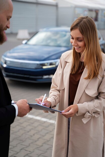 Mujer independiente financiera comprando auto nuevo