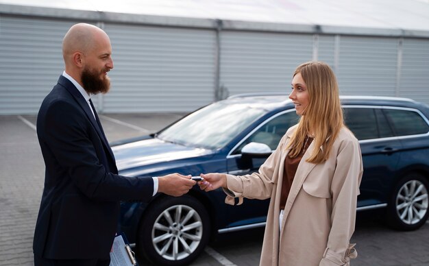 Mujer independiente financiera comprando auto nuevo