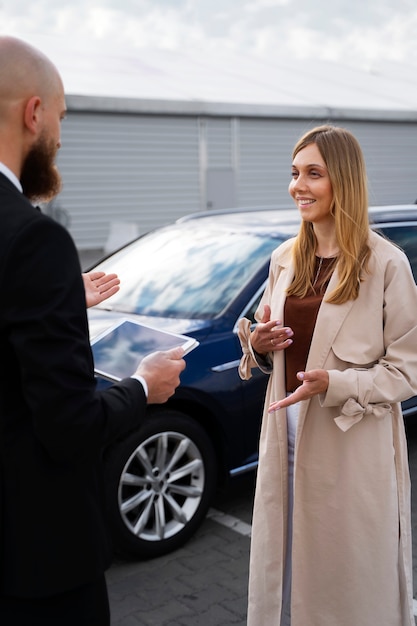 Mujer independiente financiera comprando auto nuevo